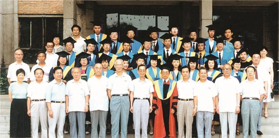 1992年，研究生畢業(yè)生首次穿上碩士服