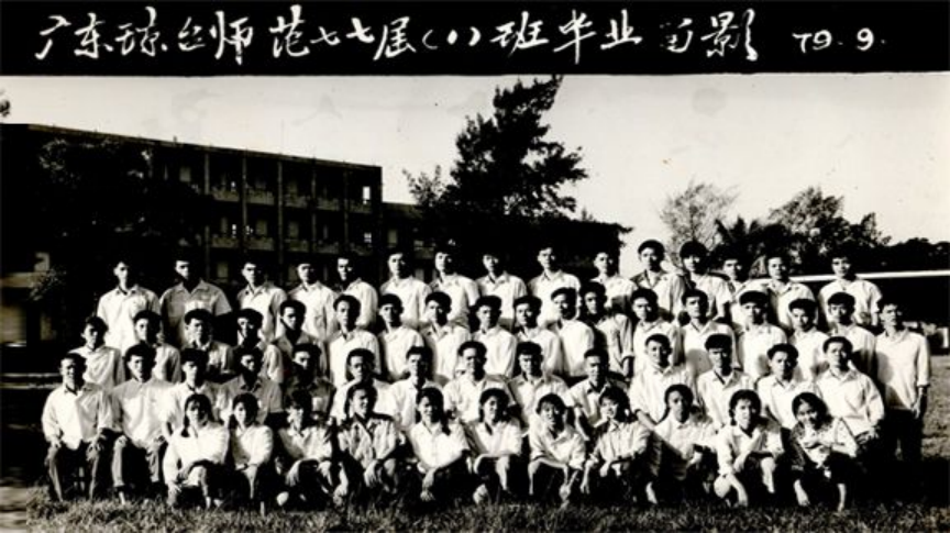 977年首次招收物理、化學(xué)、中文、英語等專業(yè)大專班