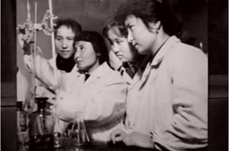 兵團(tuán)醫(yī)學(xué)院時(shí)期學(xué)生在做化學(xué)實(shí)驗(yàn)