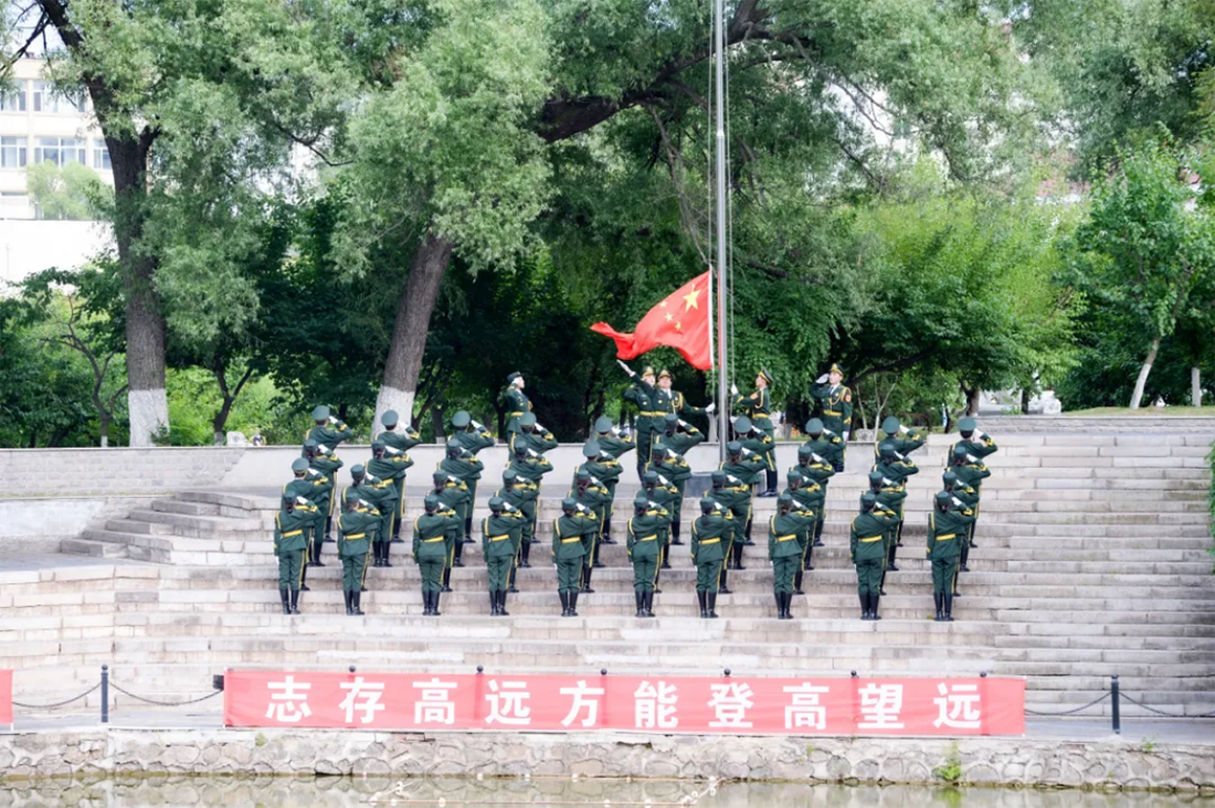 再見，小何