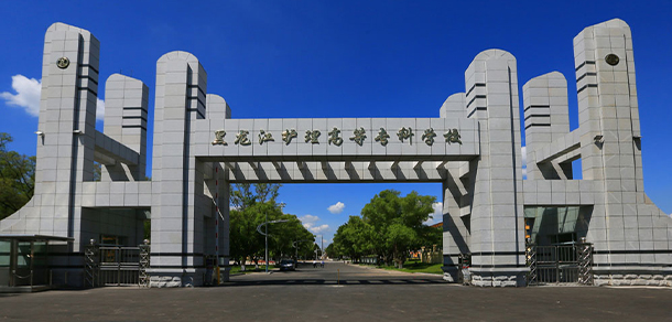 大學(xué)校志：校名、校標(biāo)、校訓(xùn)、?；?、校旗、校歌